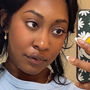 Meet your Posher, Nia